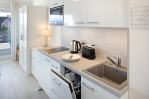 Frigorífic, placa de cuina, rentaplats i cafetera i tetera 