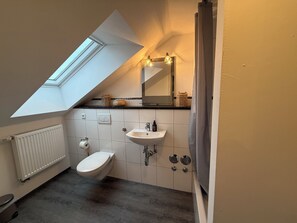 Shower, hair dryer, towels - Charming apartment S17 Bude 32 with open kitchen in the heart of Flensburg (Flensburg)