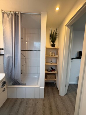 Shower, hair dryer, towels - Charming apartment S17 Bude 32 with open kitchen in the heart of Flensburg (Flensburg)