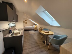 Fridge, stovetop, coffee/tea maker, toaster - Charming apartment S17 Bude 32 with open kitchen in the heart of Flensburg (Flensburg)