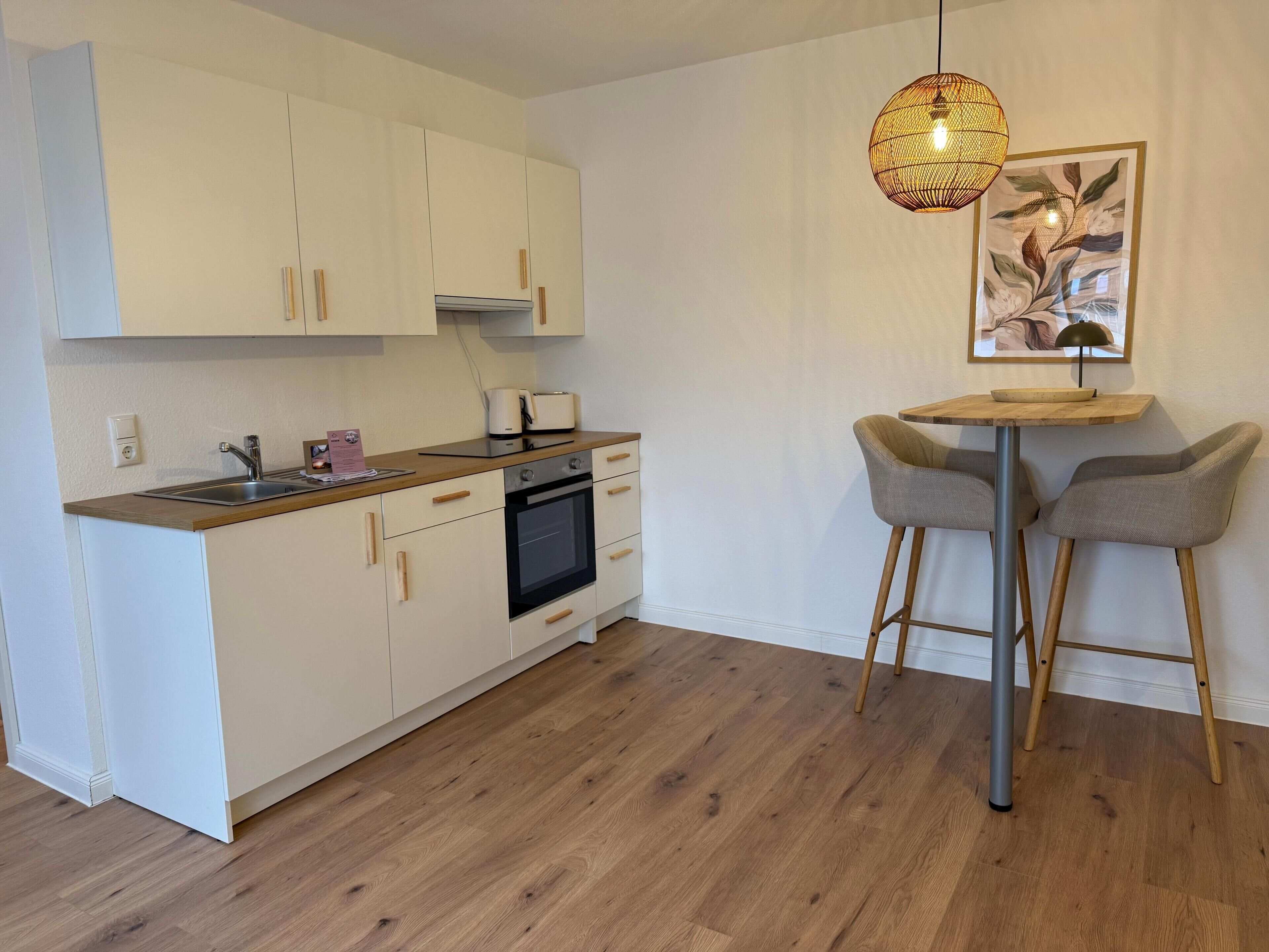 Kühlschrank, Ofen, Herdplatte, Wasserkocher mit Kaffee-/Teezubehör