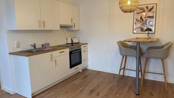 Kühlschrank, Ofen, Herdplatte, Wasserkocher mit Kaffee-/Teezubehör