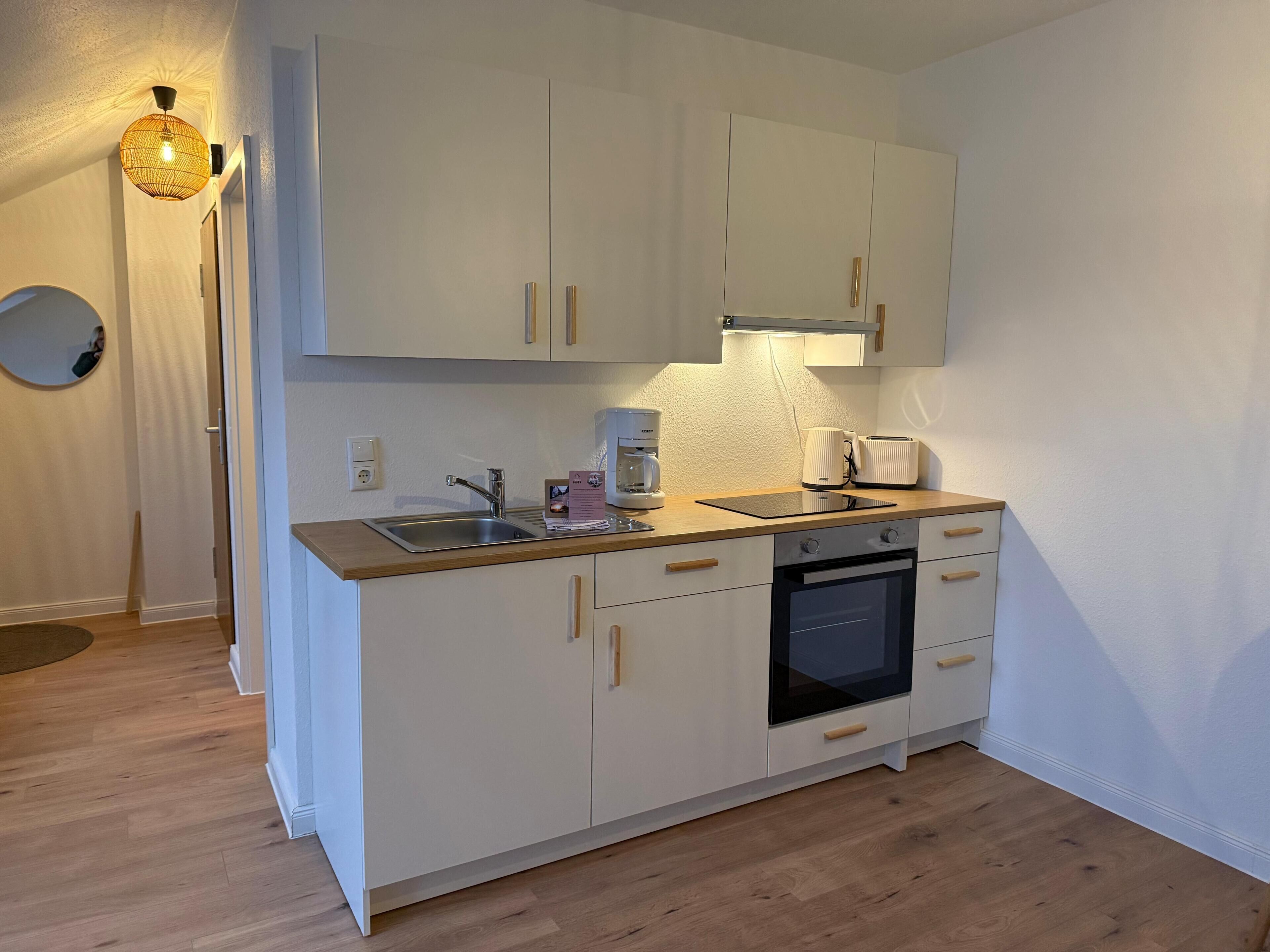 Kühlschrank, Ofen, Herdplatte, Wasserkocher mit Kaffee-/Teezubehör