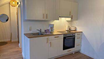 KĂŒhlschrank, Ofen, Herdplatte, Wasserkocher mit Kaffee-/Teezubehör