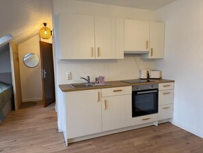 Fridge, oven, stovetop, coffee/tea maker
