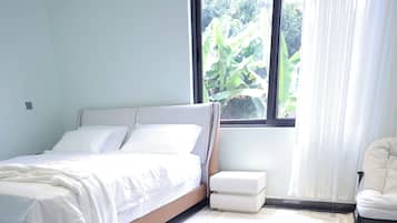 Departamento Deluxe, balcón, vista a la ciudad | Espacio para trabajar con laptop y tabla de planchar con plancha