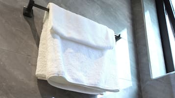 Departamento Deluxe, balcón, vista a la ciudad | Baño | Pantuflas y toallas