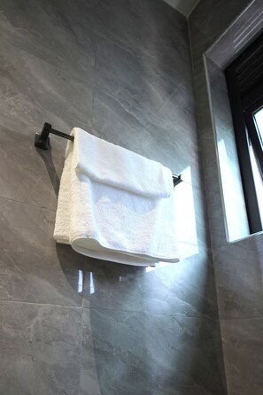 Appartement Deluxe, balcon, vue ville | Salle de bain | Chaussons, serviettes fournies