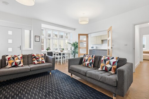 Modern Pet-Friendly Flat with Parking