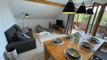 Smart-TV, DVD-Player, Bücher, Computerbildschirme