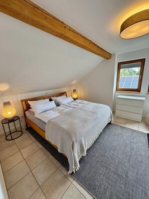 2 bedrooms, iron/ironing board, travel cot, free WiFi