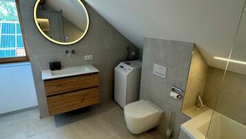 Haartrockner, Handtücher, Seife, Toilettenpapier