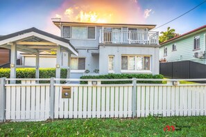 Exterior - MetaWiseBnB Waterfront 3BR Coastal Escape (Deception Bay)