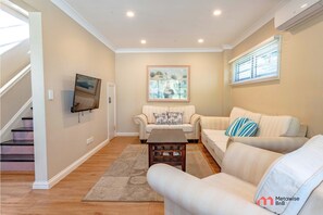 TV - MetaWiseBnB Waterfront 3BR Coastal Escape (Deception Bay)