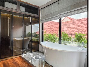 Hair dryer, bidet, towels, soap - SONG CAT VILLA 53DP8 - Beautiful 7-bedroom villa with AC in marvelous Da Nang (Da Nang)