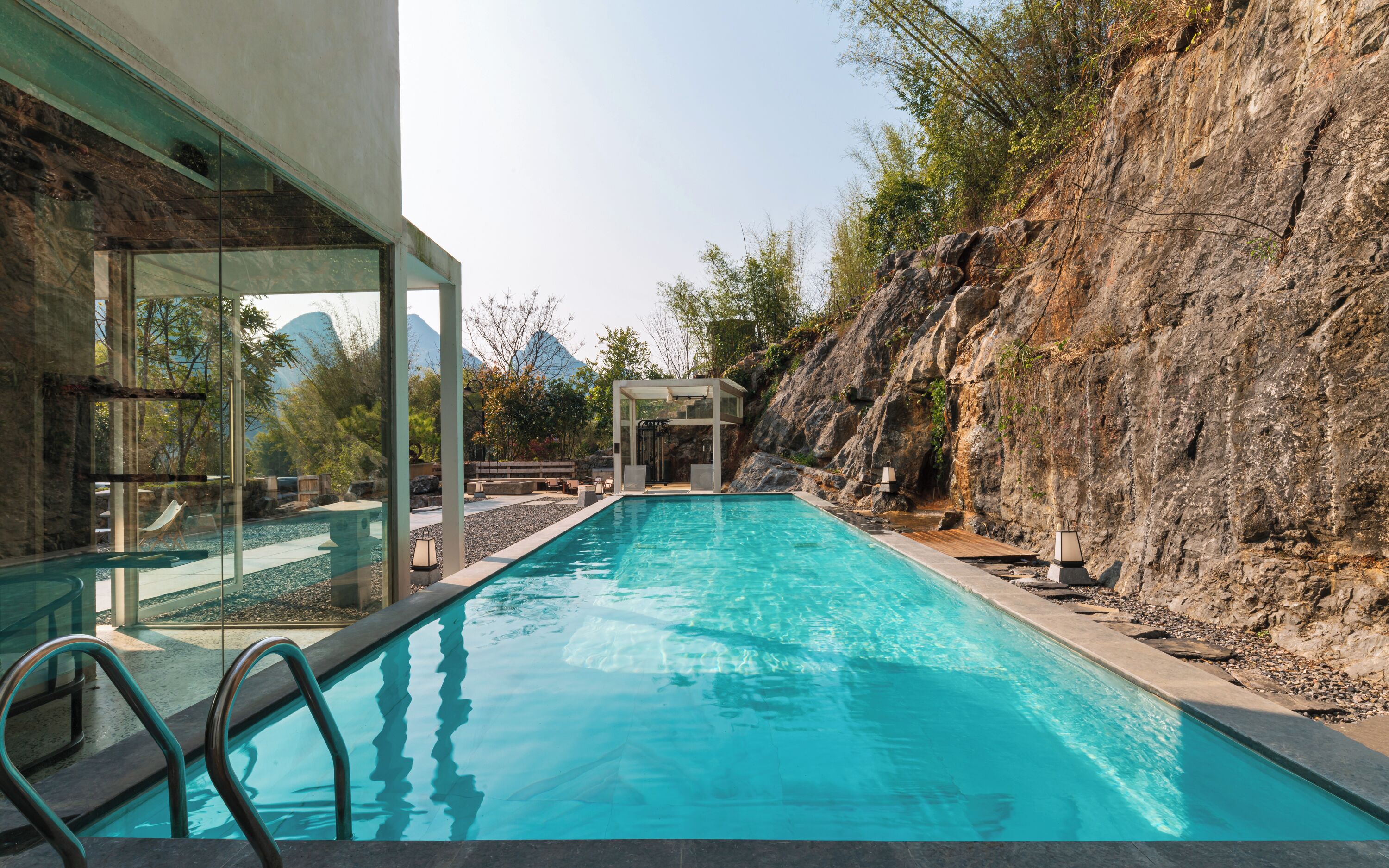 Una piscina al aire libre