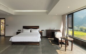 Premium bedding, down duvets, pillow-top beds, free minibar - The Dragon’s Rest Sanctuary - Yulong River Branch (Guilin)