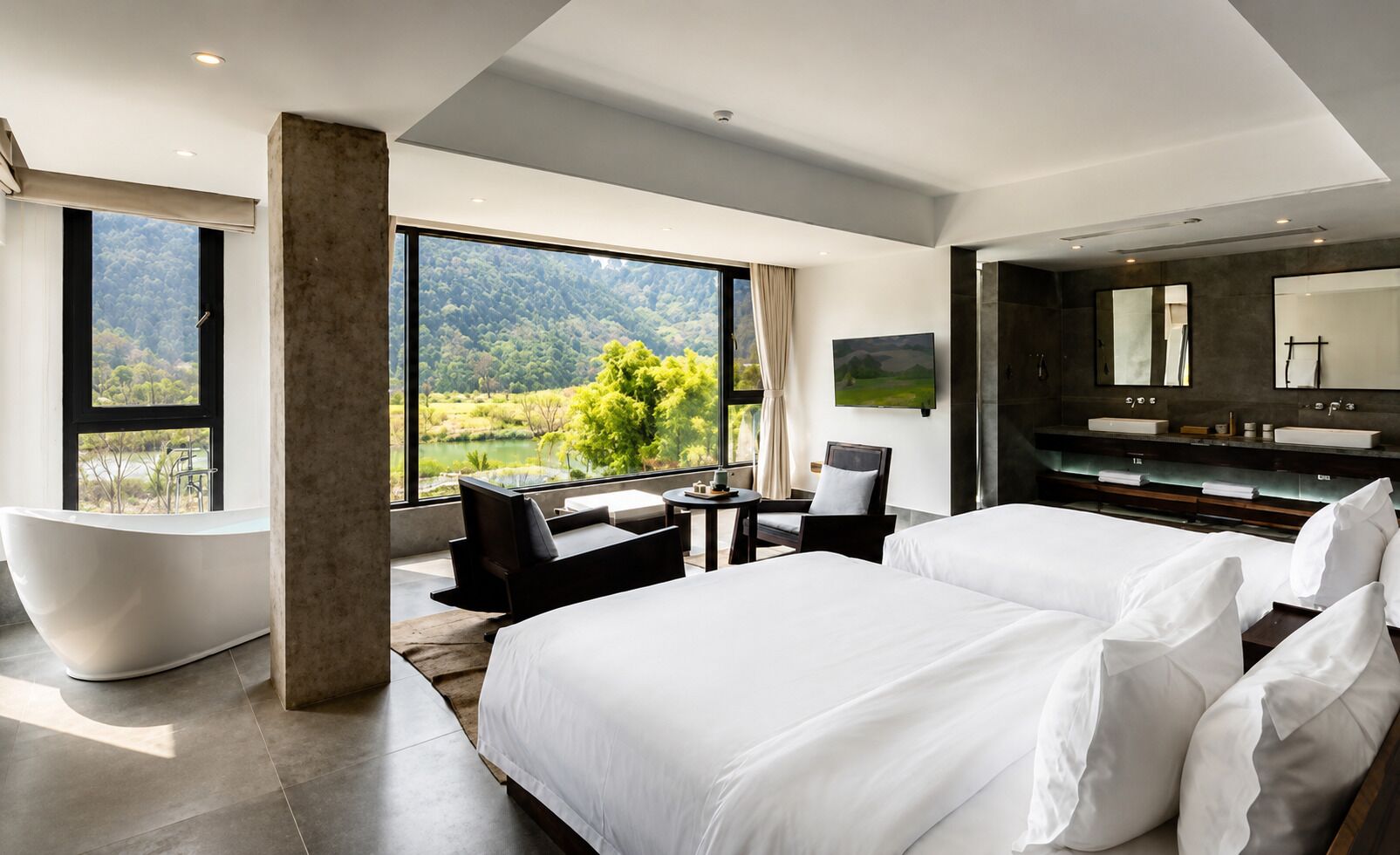 Ein modernes Hotelzimmer mit einem großen Bett, einer Badewanne, einem Schreibtisch und Blick auf eine bewaldete Landschaft.