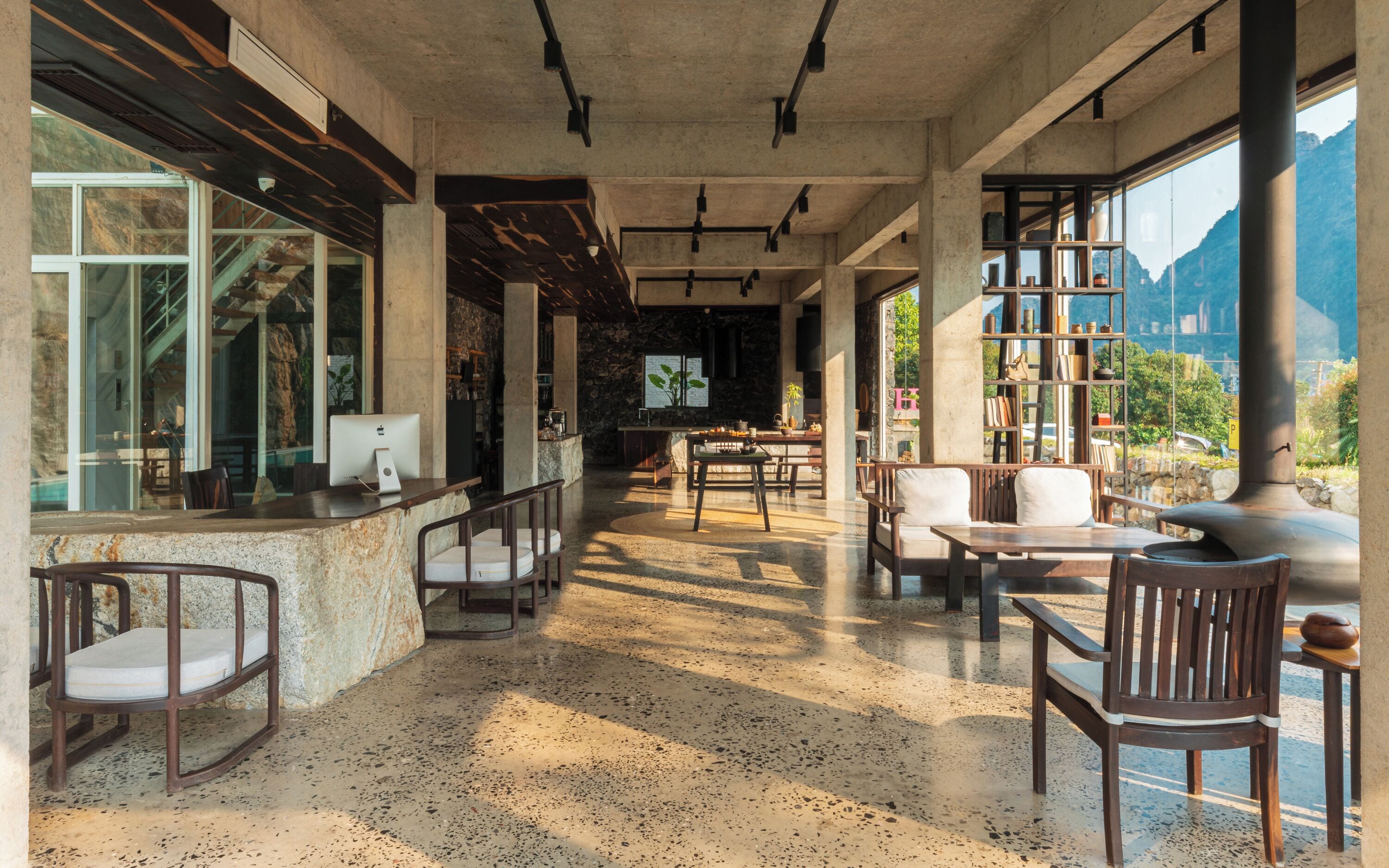 Espaçoso interior com área de bar, assentos e vista para montanhas.