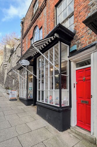 The Collector’s House is a beautifully restored 3-bedroom home located on Arundel’s picturesque High Street, offering a unique blend of historic charm and modern comfort.