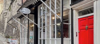 The Collector’s House is a beautifully restored 3-bedroom home located on Arundel’s picturesque High Street, offering a unique blend of historic charm and modern comfort.