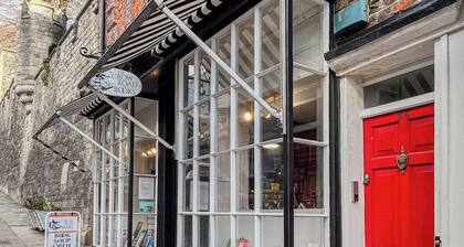 The Collector’s House is a beautifully restored 3-bedroom home located on Arundel’s picturesque High Street, offering a unique blend of historic charm and modern comfort.