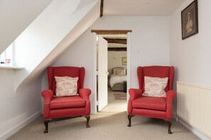 3 bedrooms, iron/ironing board, free WiFi, bed sheets - The Collector’s House is a beautifully restored 3-bedroom home located on Arundel’s picturesque High Street, offering a unique blend of historic charm and modern comfort. (Arundel)