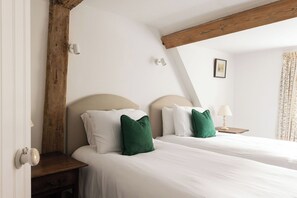 3 bedrooms, iron/ironing board, free WiFi, bed sheets - The Collector’s House is a beautifully restored 3-bedroom home located on Arundel’s picturesque High Street, offering a unique blend of historic charm and modern comfort. (Arundel)