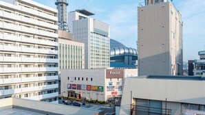 A modern building with multiple floors, a prominent Foleo sign, and various commercial signs. - Akitsu 703 Kyocera Dome 10 min walk Dotonbori Kansai Airport Osaka Castle Kaiyukan USJ 1 transfer Family friendly Free parking 15 (大阪府大阪市西区境川１丁目)