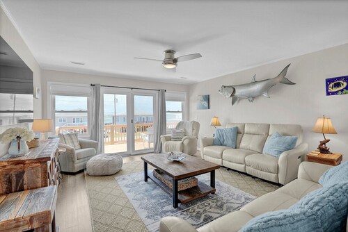 Charming 3 bedroom house with views of the ocean and the sound