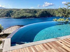 Una piscina al aire libre, tumbonas