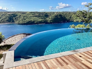 Una piscina al aire libre, tumbonas