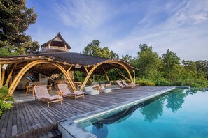Deluxe Villa, Balcony, Sea View | Living area