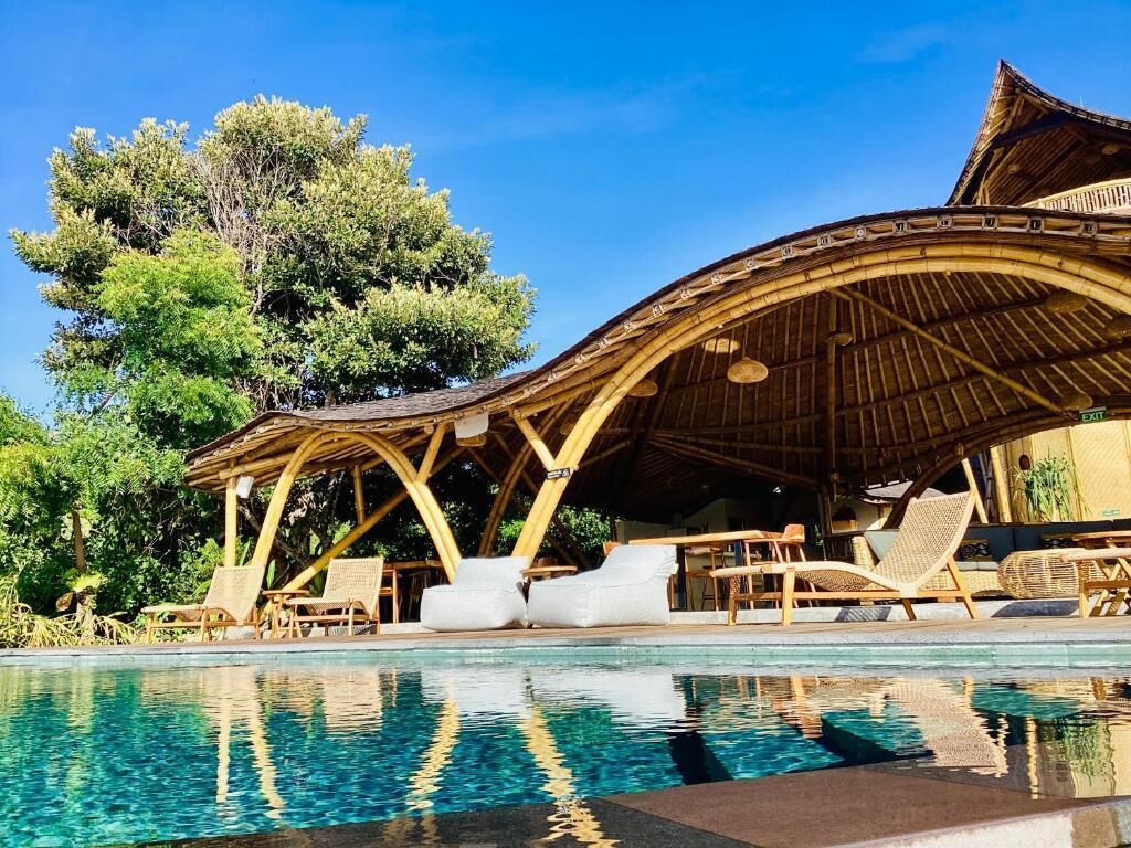 Ulkouima-allas, aurinkotuoleja