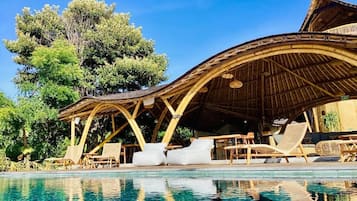 Ulkouima-allas, aurinkotuoleja