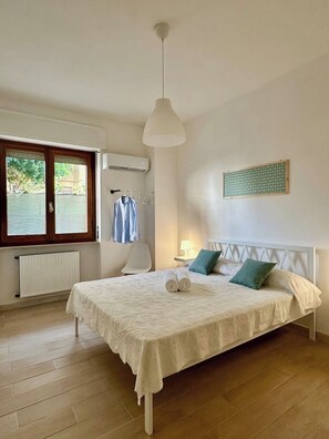 1 bedroom, travel cot, WiFi, bed sheets - Quiet Modern Apartment near Center | Free Street Parking (Oristano)