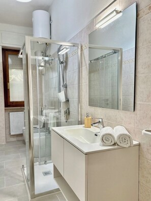 Shower, hair dryer, bidet, towels - Quiet Modern Apartment near Center | Free Street Parking (Oristano)