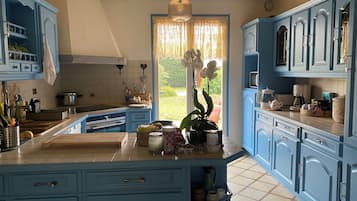 Coffee/tea maker, fridge, microwave, oven
