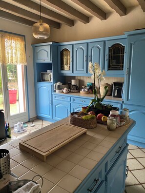 Fridge, microwave, oven, stovetop - Cozy 1-bedroom house in amazing Villebon sur Yvette with AC (Villebon sur Yvette)