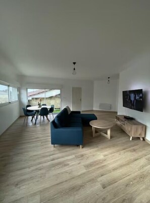 Living area - Atypical town house (Saint-Mariens)