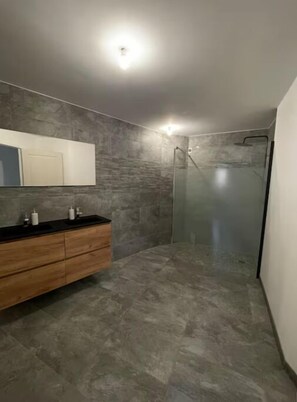 Douche, serviettes fournies, papier toilette