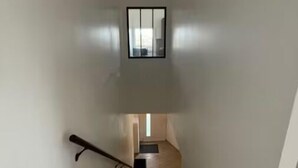 A narrow staircase with wooden steps leading to a landing. - Atypical town house (Saint-Mariens)