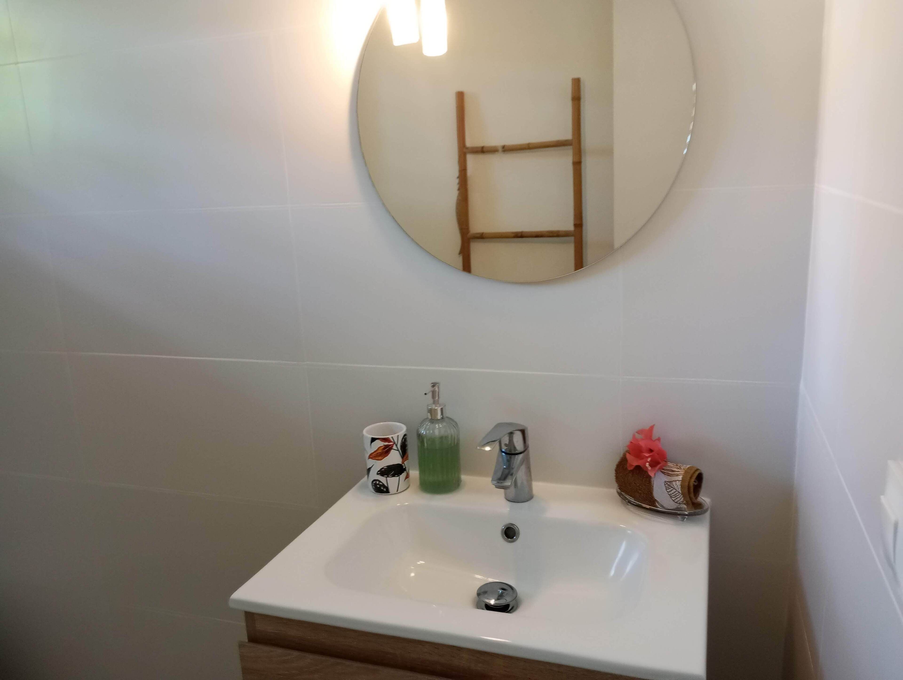 Sèche-cheveux, serviettes fournies, papier toilette
