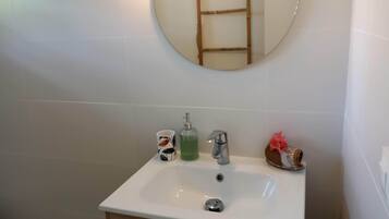 SĂšche-cheveux, serviettes fournies, papier toilette