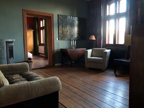 TV, fireplace, books, stereo - Romantic Rural Train Station Apartment (1st Floor) with Garden Sauna (Schwarz)