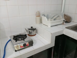 Basic Room, Beach View | Private kitchen - Liberty's Homestay (Coron)