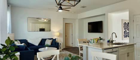 Casa, varias camas, acceso a la alberca, vista a la alberca (Koda’s Retreat) | Área de sala de estar