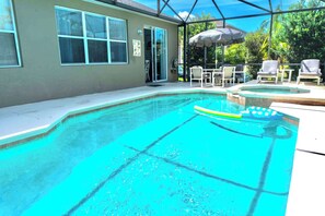 Outdoor pool, pool umbrellas, pool loungers - Kodas Retreat Home for 11 (Davenport)
