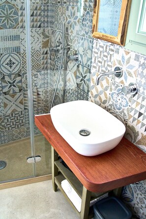 Shower, hair dryer, bidet, towels - Second floor suite/apartment with terrace (Montalbano)