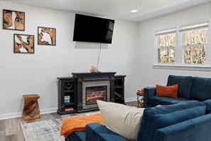Smart TV y chimenea 